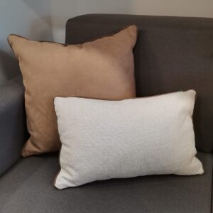 Set cuscino marrone camoscio 50x50 + cuscino rett. Ecru con bordino